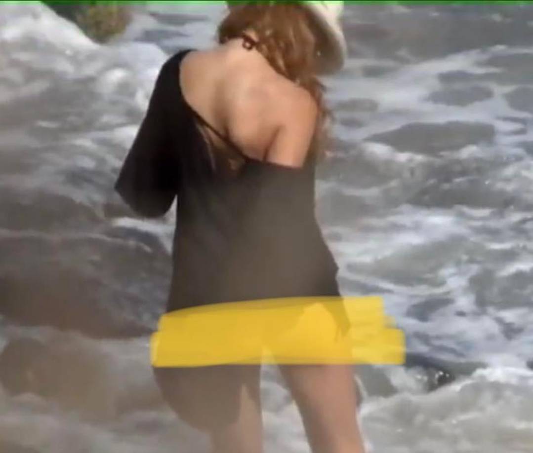 La foto que ha circulado en las redes sociales ha causado un fuerte revuelo, pues varios usuarios aseguran que Paulina no tiene conciencia sobre la naturaleza y otros piensan que sólo estaba recogiendo conchas.