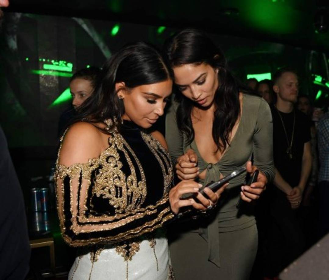 'Rezo por que los últimos 9 kilos se vayan volando', señaló Kim en una alfombra azul, en Las Vegas.