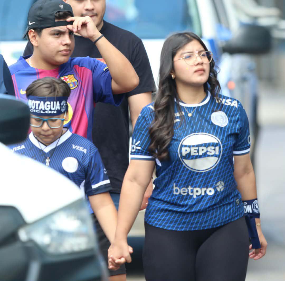 Las bellezas de la final Motagua vs Marathón y policía robó suspiros en el Nacional