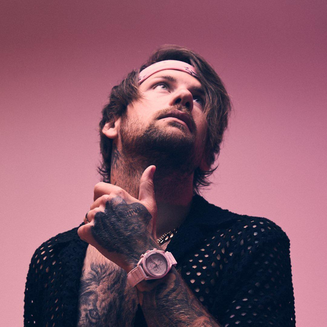 El cantante Caleb Shomo se declara gay tras 14 años de matrimonio