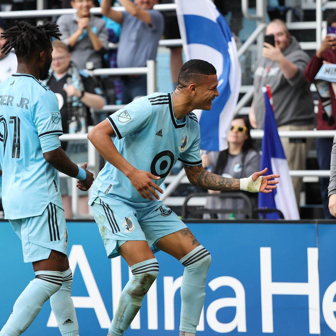 Kervin Arriaga celebrando su primer gol con el Minnesota United.
