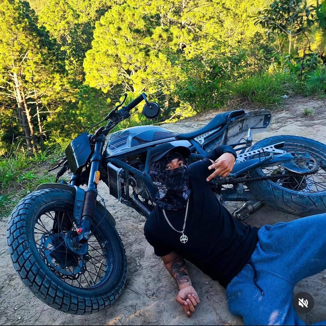 Así presumía su vandalismo joven que fue entregado por su papá a un juez de Copán (fotos)