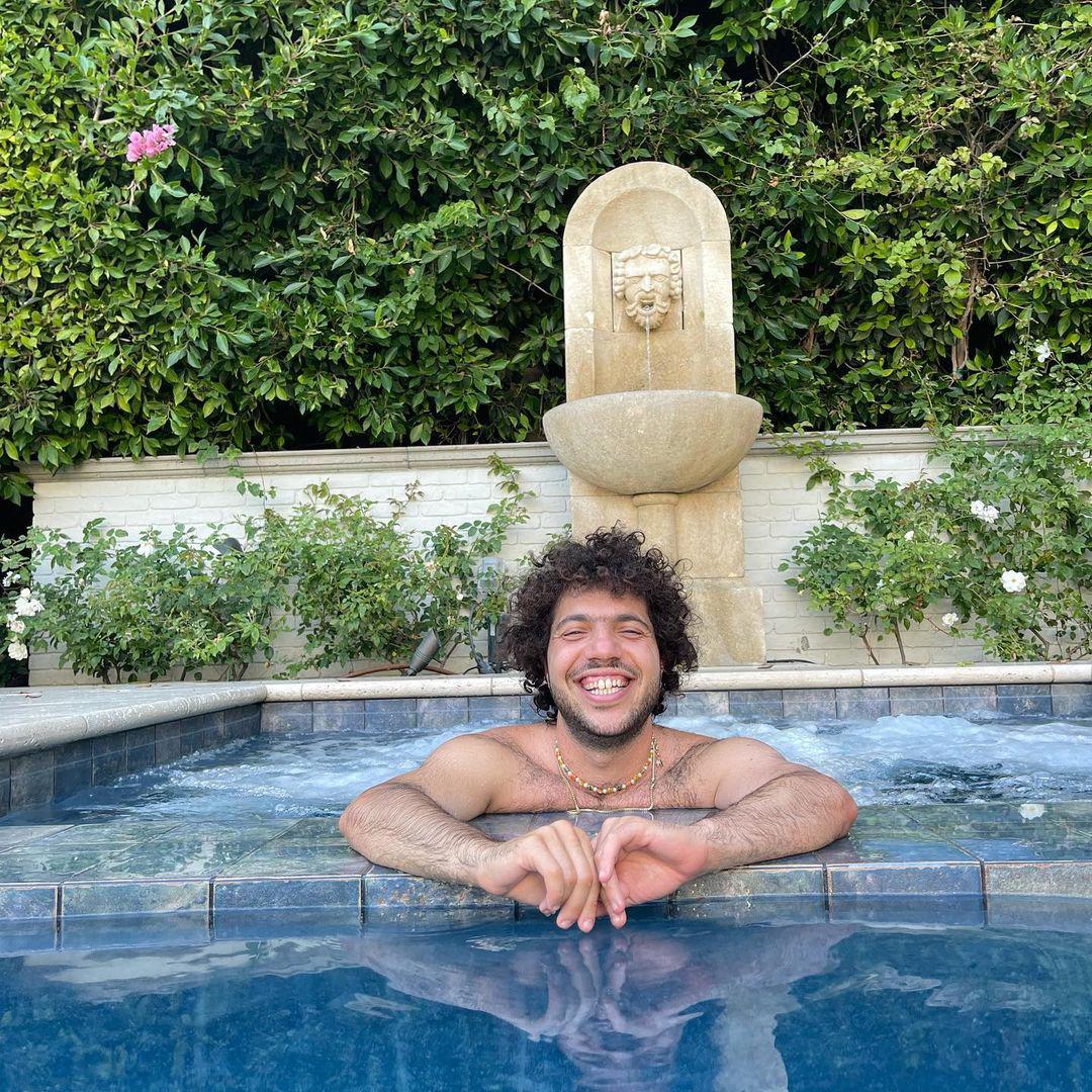 Benny Blanco, uno de los hombres más sexis de 2024, según People