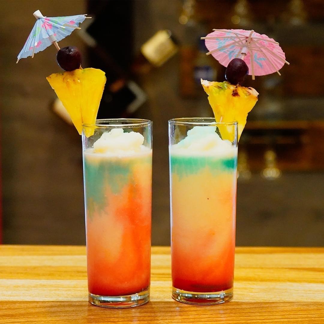 También ofrecen deliciosos cocteles, tragos y bebidas naturales.