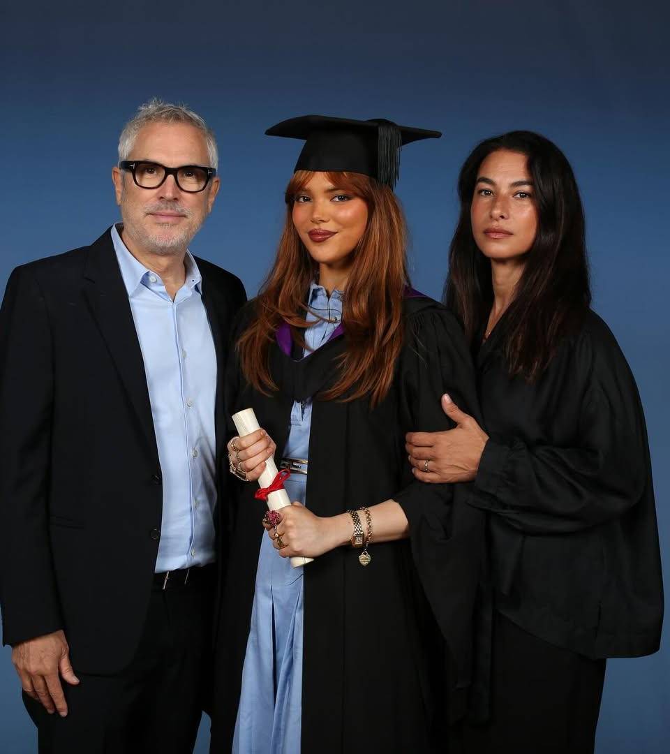 Bu con sus padres Alfonso Cuarón y Annalisa Bugliani.