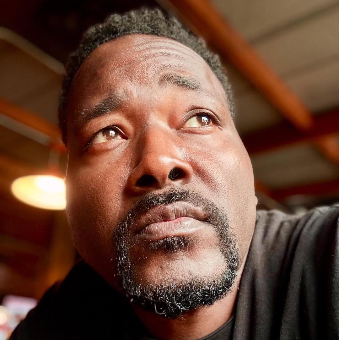 Quinton Aaron está en estado crítico tras accidente y su familia pide ayuda