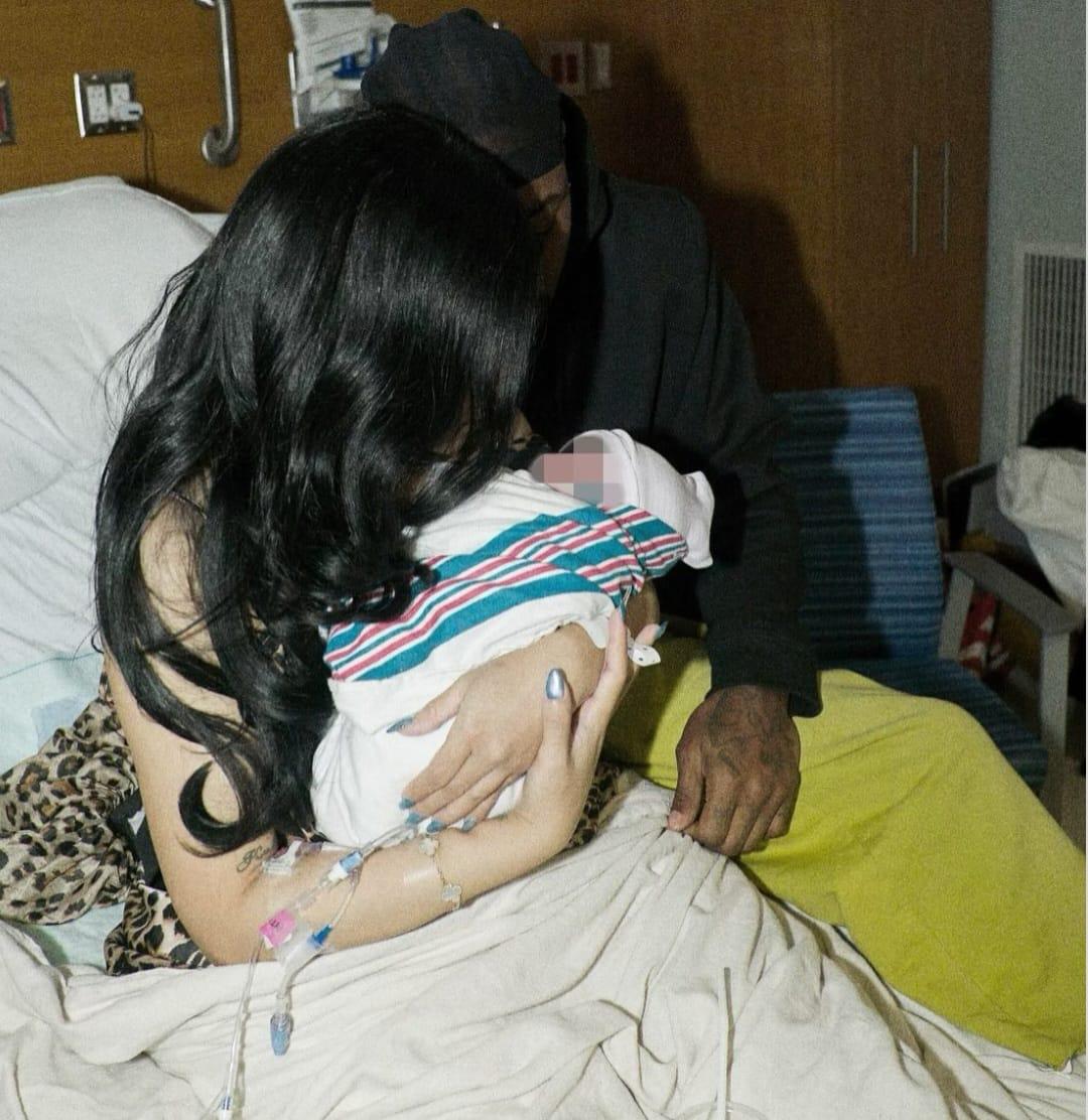 Cardi B convierte su cordón umbilical en una lujosa joya