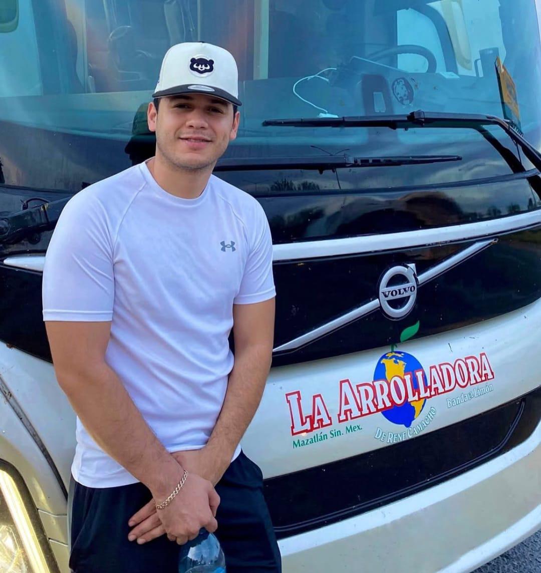 Famoso artista mexicano reacciona a las canciones de Milagro Flores