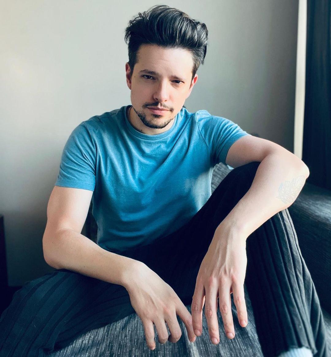 El cantante venezolano Lasso agradece el éxito de su tema “Ojos marrones”