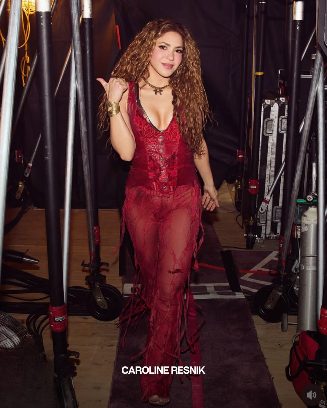 Shakira y sus colaboraciones con diseñadores de moda: un recorrido visual