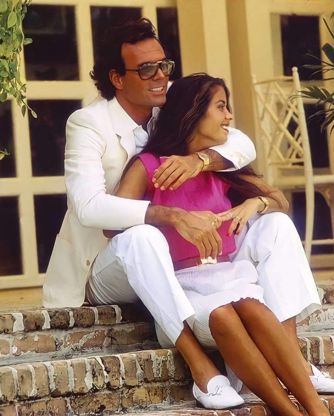 La expareja de Julio Iglesias pasa de víctima a defensora