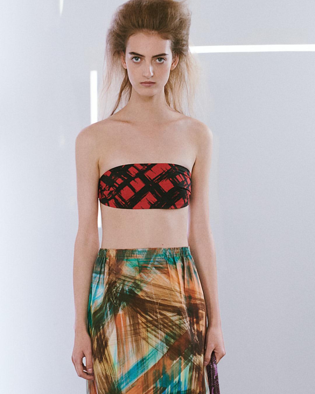 Prada convierte la falda en protagonista de su desfile en Milán