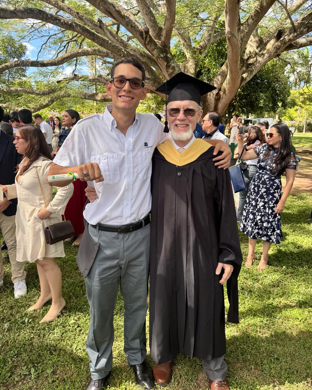Danilo Carrera celebra la graduación de su hermano en Zamorano