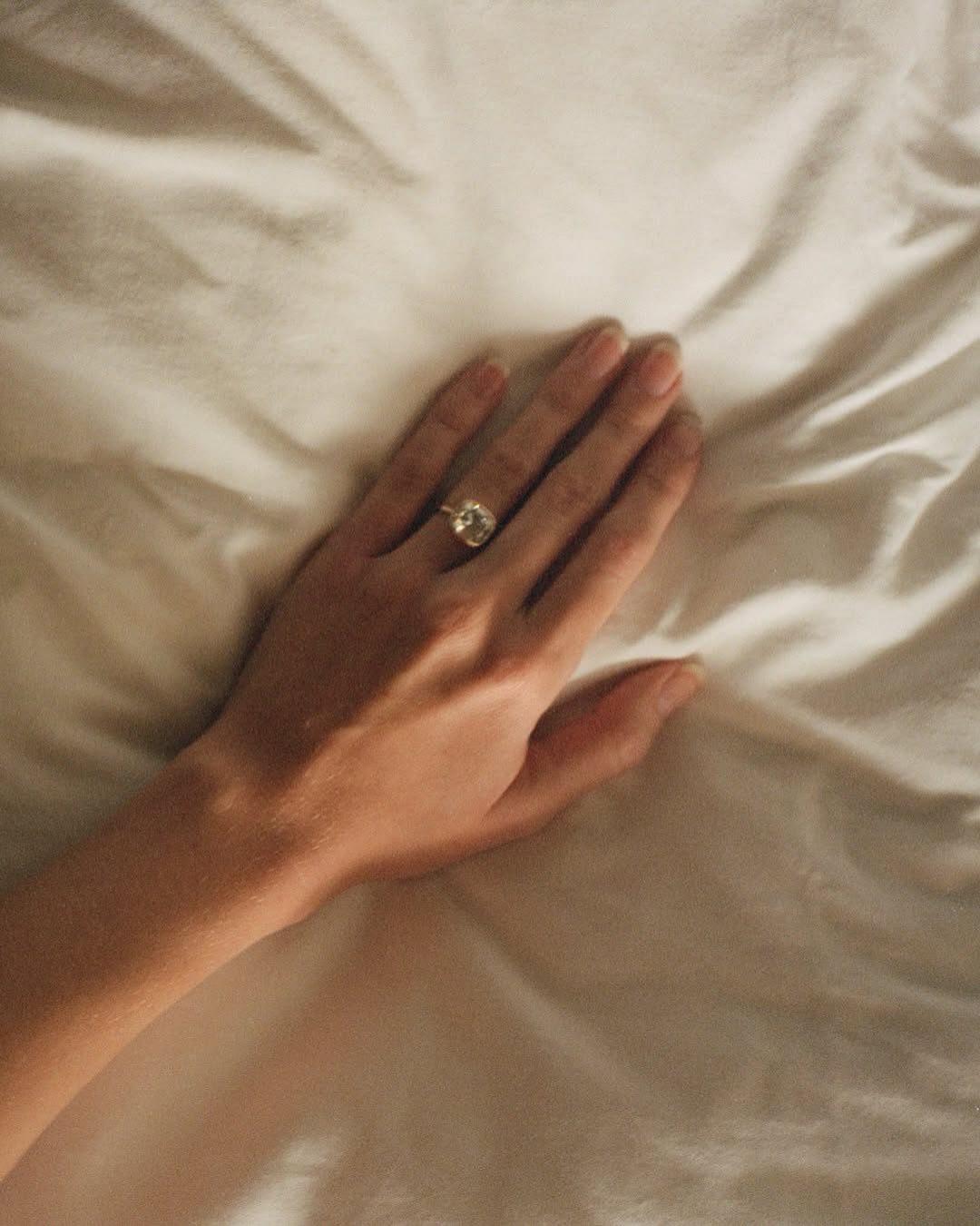 El diamante pesa aproximadamente 4,5 quilates y se calcula que tiene un valor aproximado de 150.000 dólares.