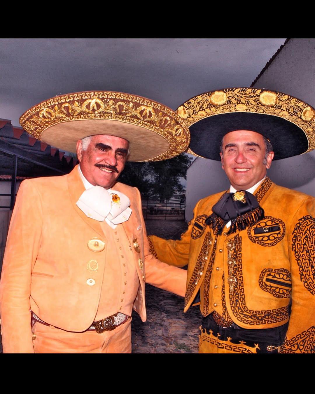 Vicente Fernández Jr. reacciona a críticas por incluir a Nodal y Ángela