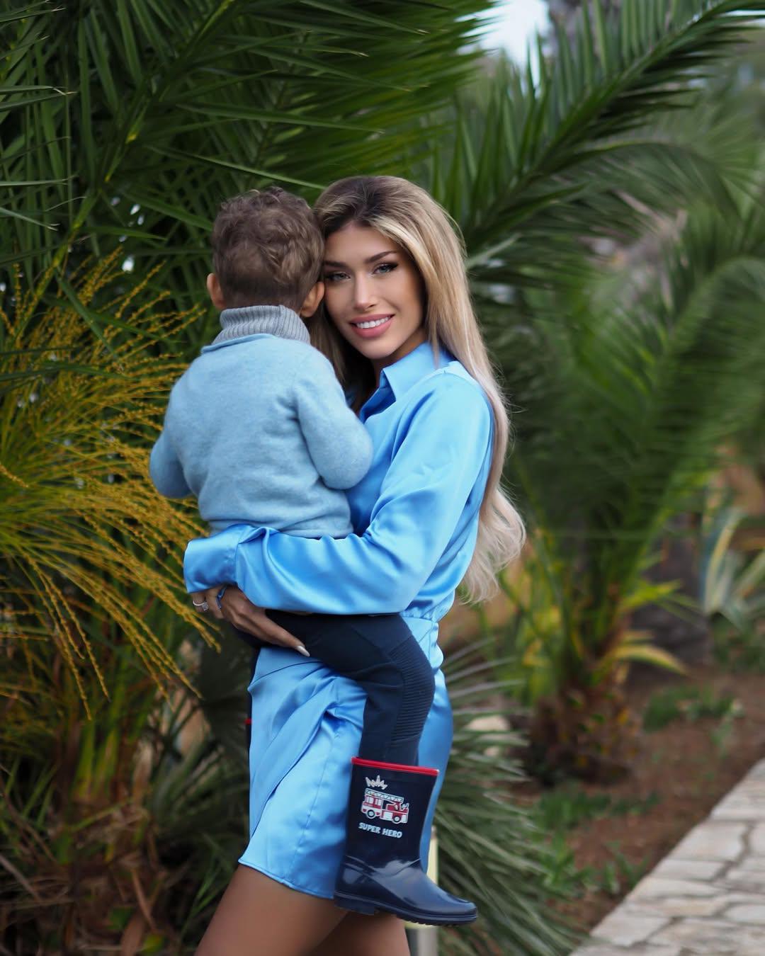 Miss Alemania renuncia a Miss Universo 2025 para cuidar a su hijo