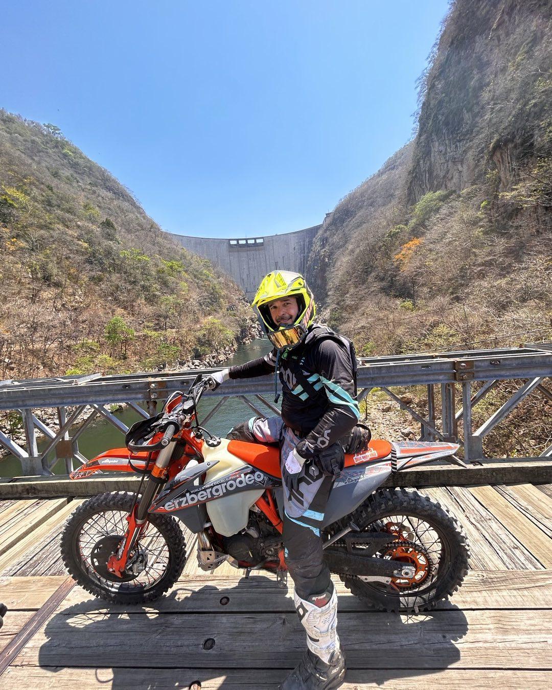 ¿Quién es Sergio Bendaña, el hijo de Tuky que sufrió un accidente en competencia de motos?