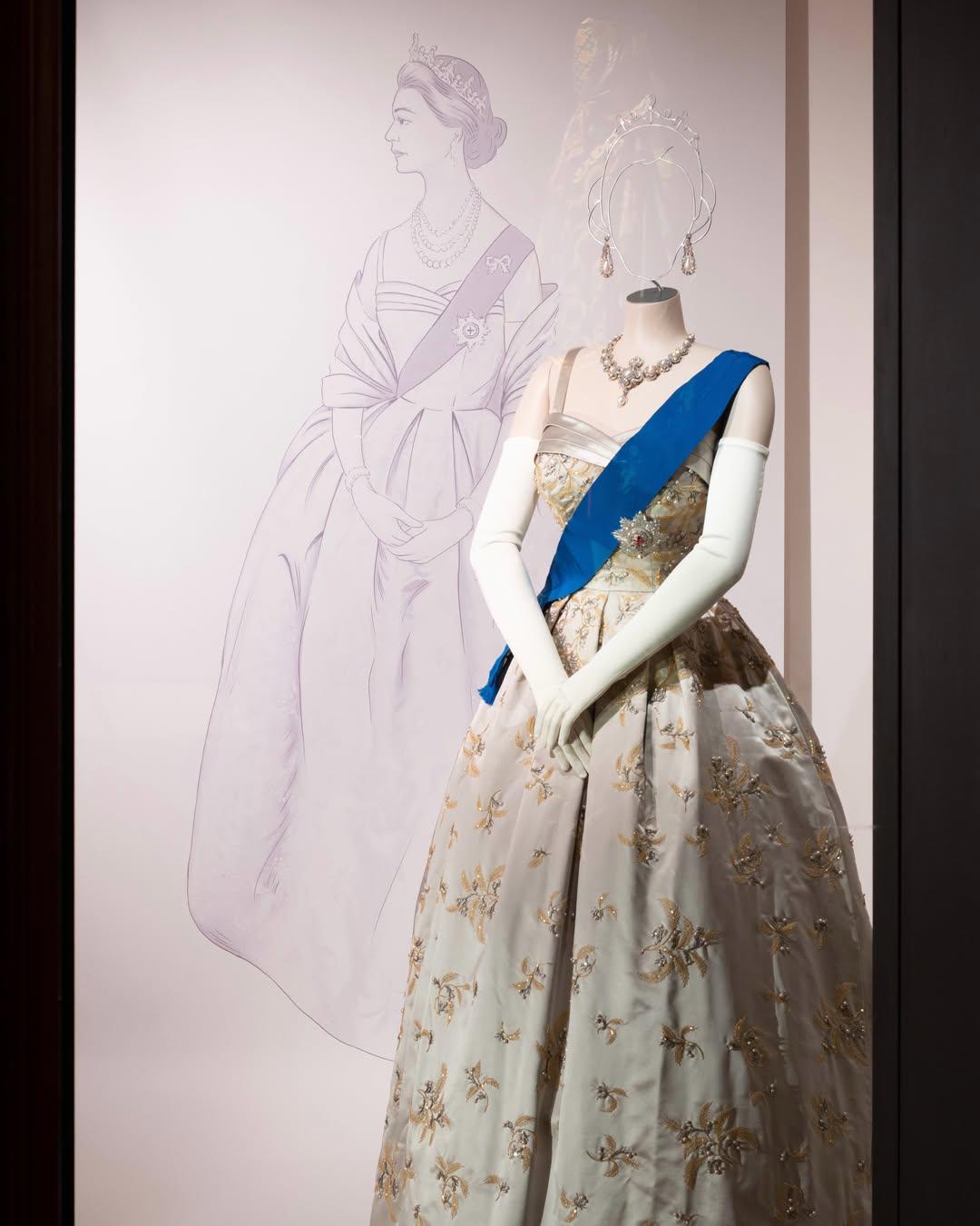 Buckingham expone el vestuario más completo de Isabel II