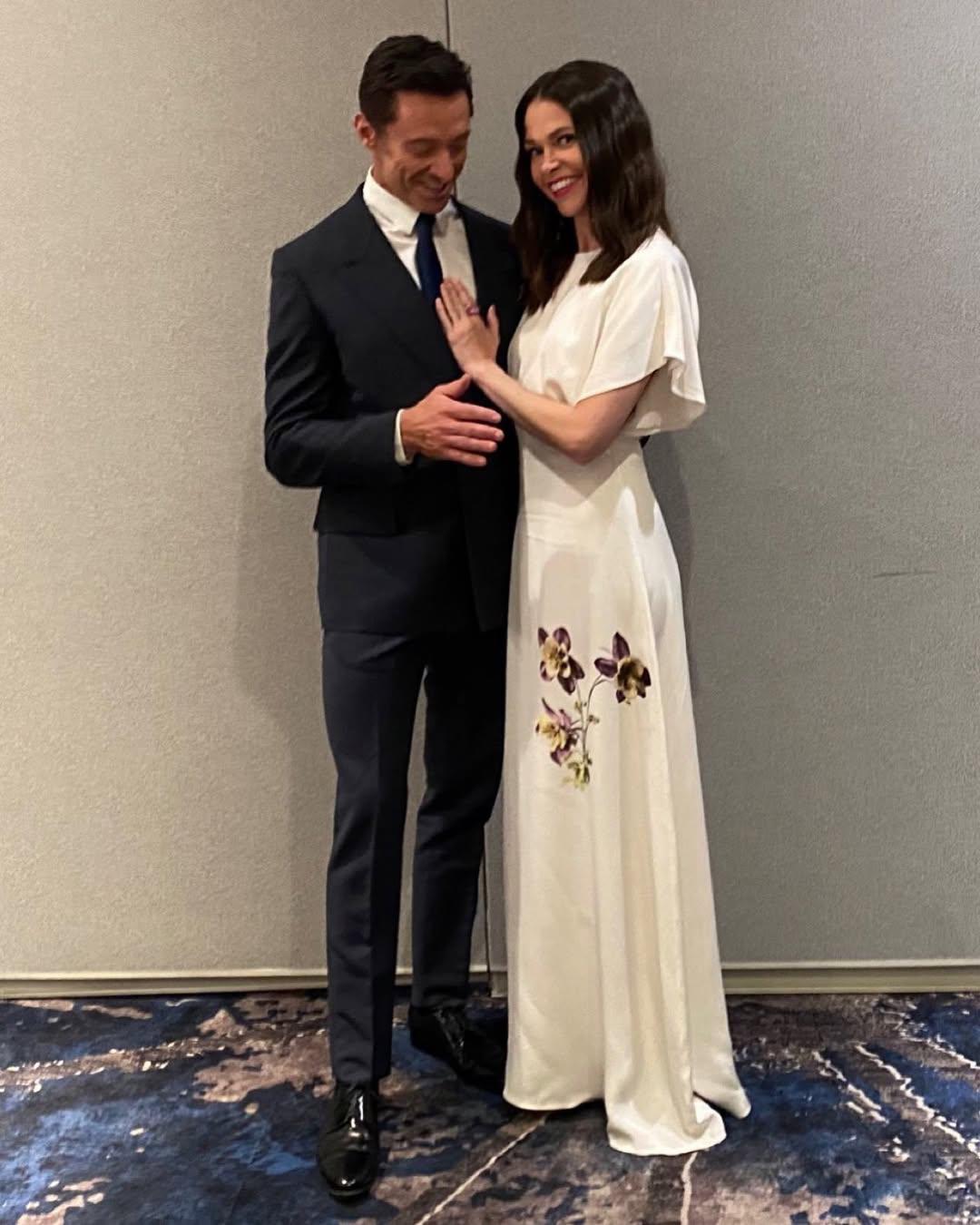 Supuestos planes de boda de Hugh Jackman y Sutton Foster se enfrían