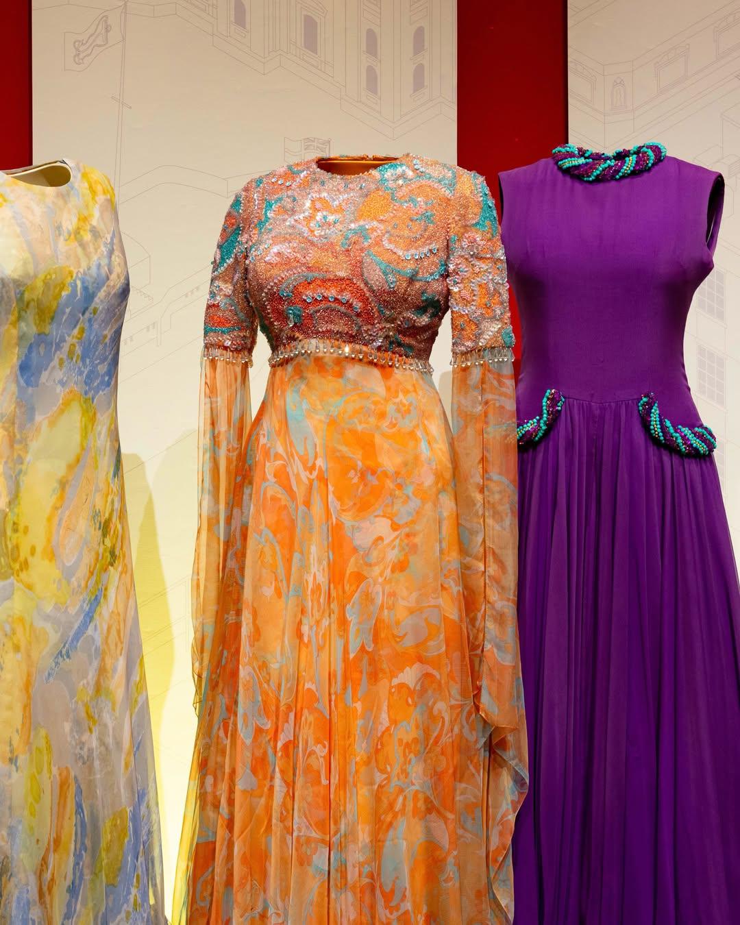 Buckingham expone el vestuario más completo de Isabel II