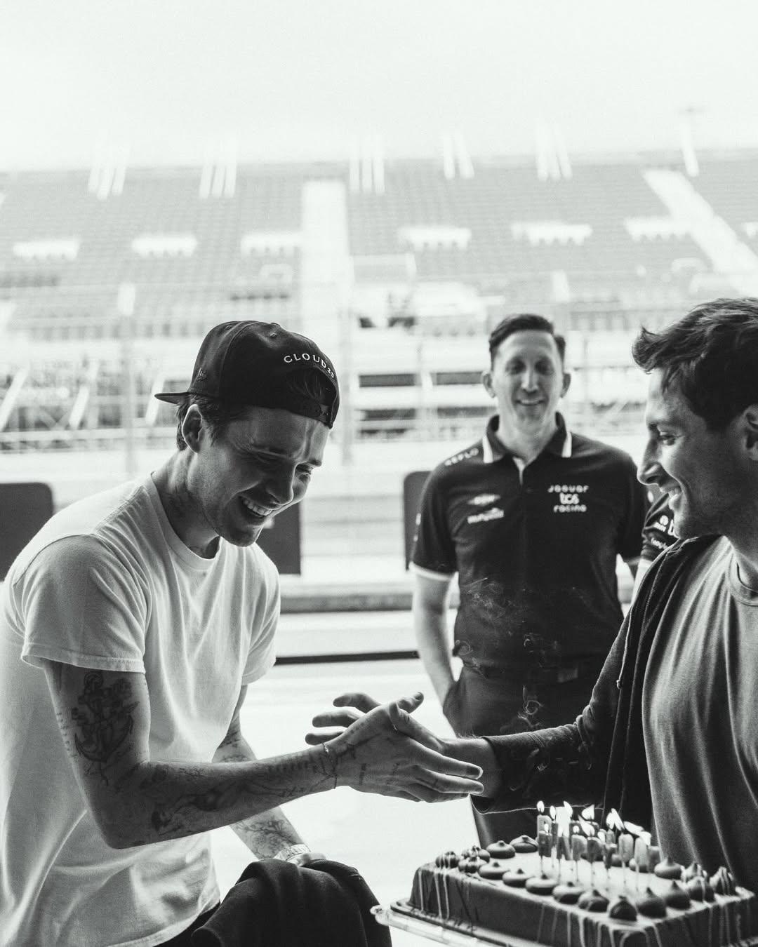 Brooklyn Beckham pidió a sus padres contacto solo a través de abogados