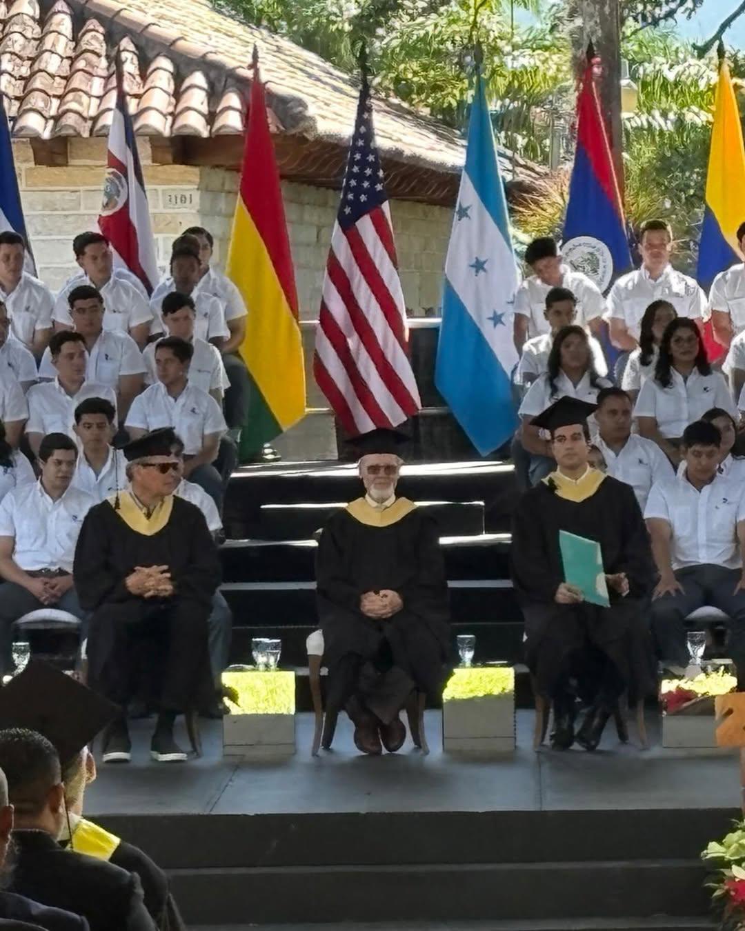 Danilo Carrera celebra la graduación de su hermano en Zamorano