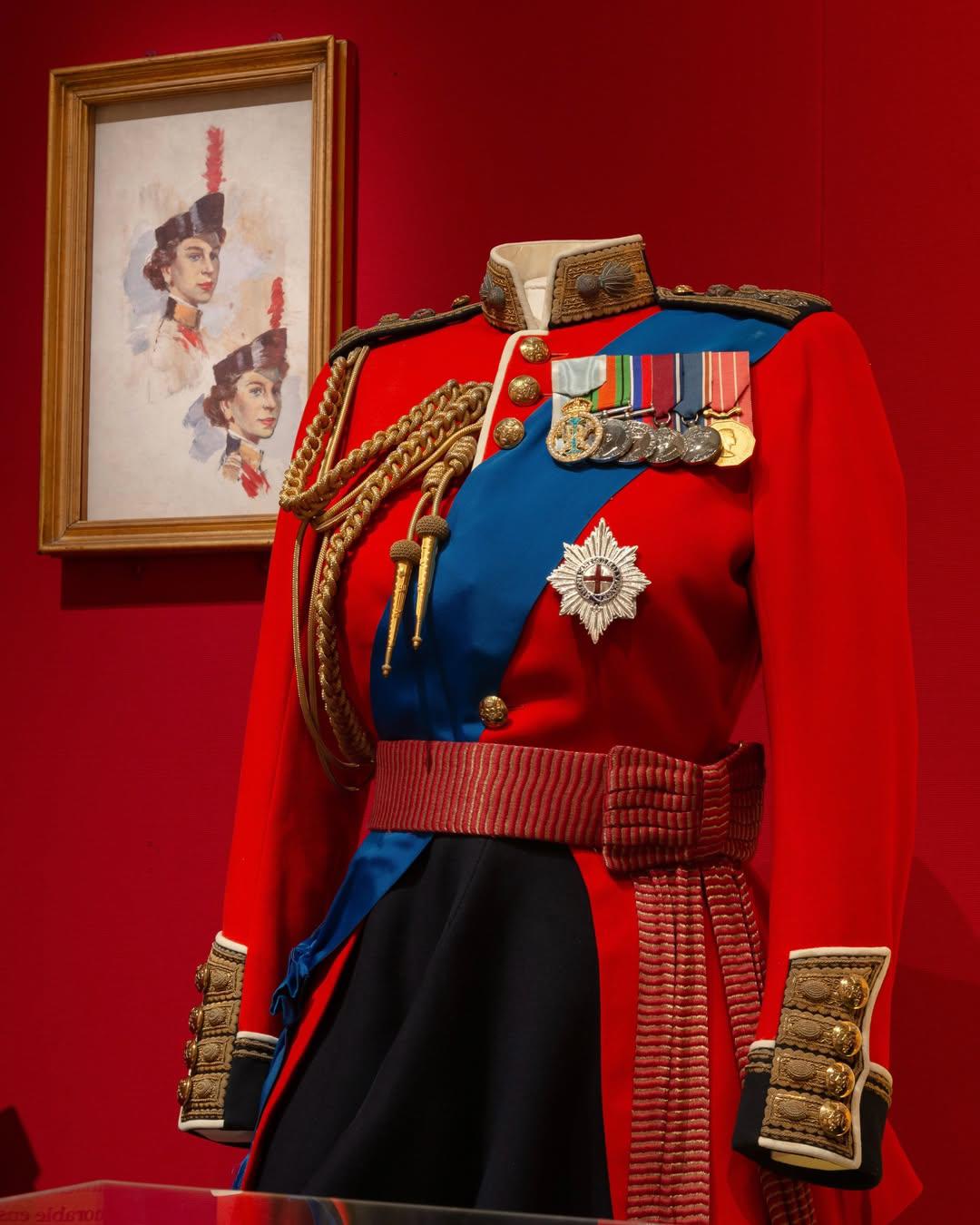 Buckingham expone el vestuario más completo de Isabel II