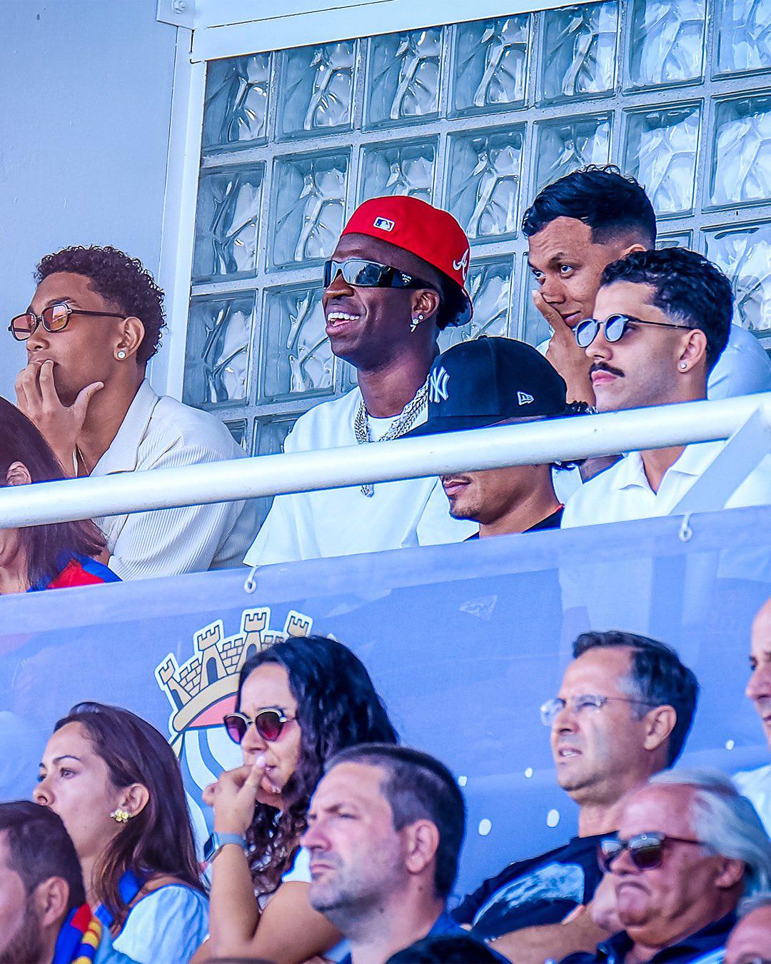 ¿Por qué Vinicius fue a ver partido de Julián Martínez? Furor por su presencia