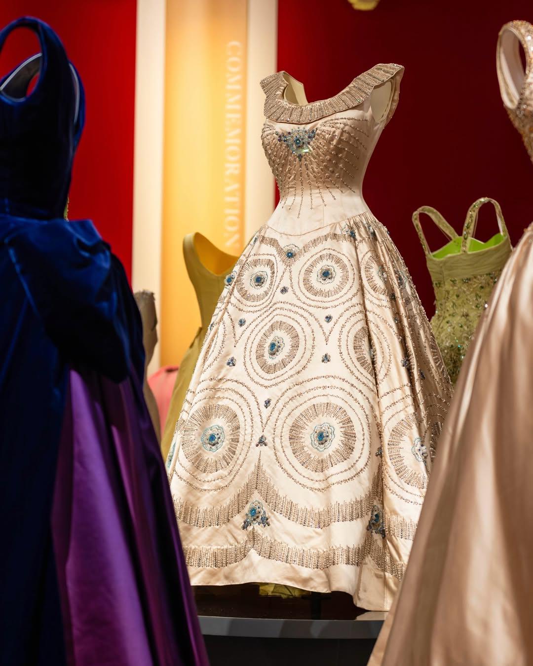 Buckingham expone el vestuario más completo de Isabel II