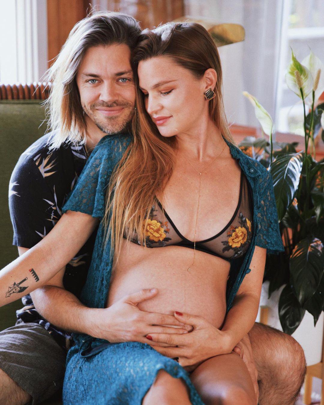 Tom Payne, actor de “The Walking Dead”, se convierte en padre de gemelos