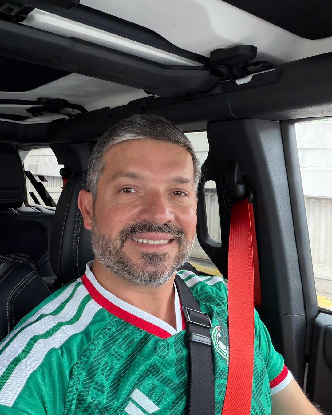 Alcalde y sus escoltas golpean a un mesero porque tardó en tomar su orden