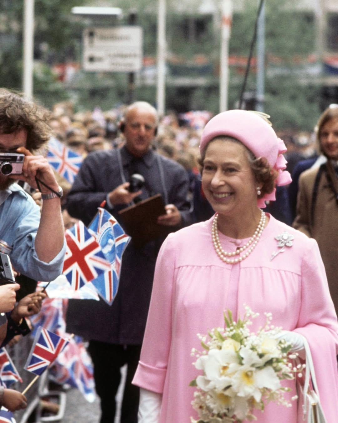 Buckingham expone el vestuario más completo de Isabel II