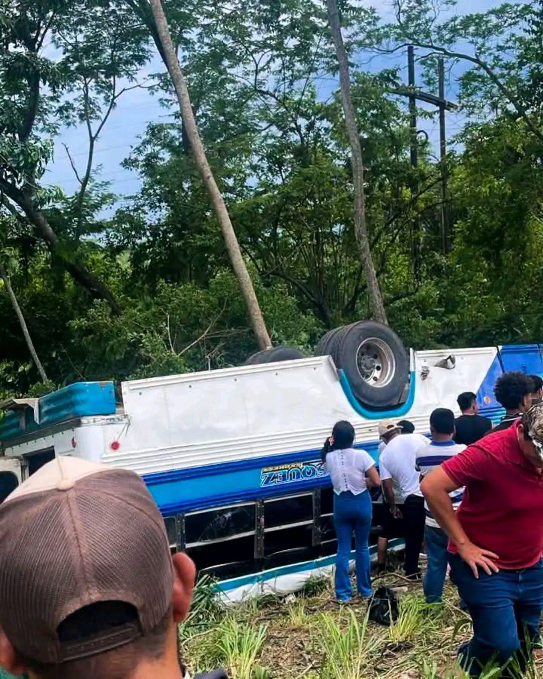 Cuatro muertos y 19 heridos deja fatal accidente de bus en Morazán, Yoro