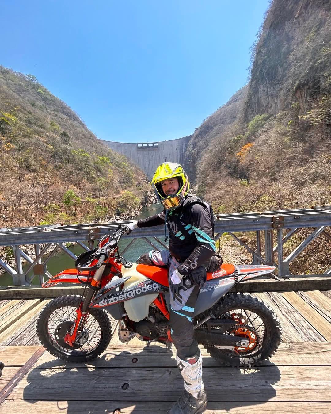 Hijo de Tuky Bendaña en cuidados intensivos tras sufrir accidente en moto