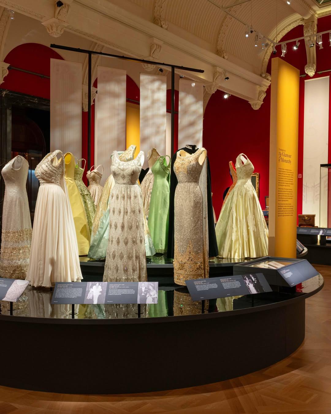 Buckingham expone el vestuario más completo de Isabel II