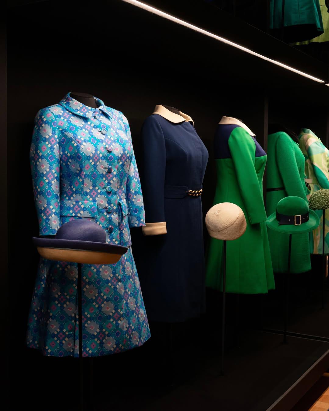Buckingham expone el vestuario más completo de Isabel II