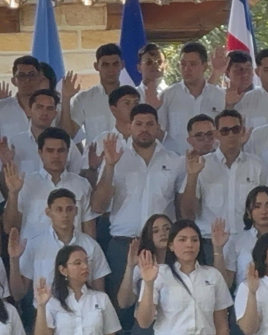 Danilo Carrera celebra la graduación de su hermano en Zamorano