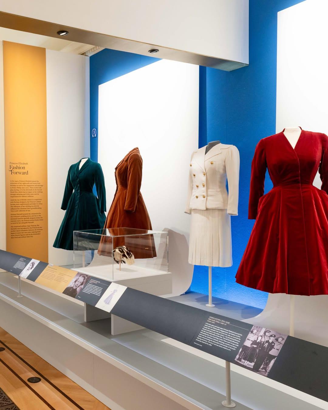 Buckingham expone el vestuario más completo de Isabel II