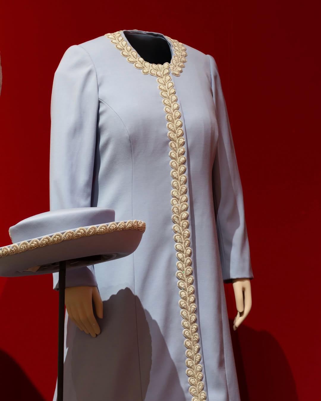 Buckingham expone el vestuario más completo de Isabel II