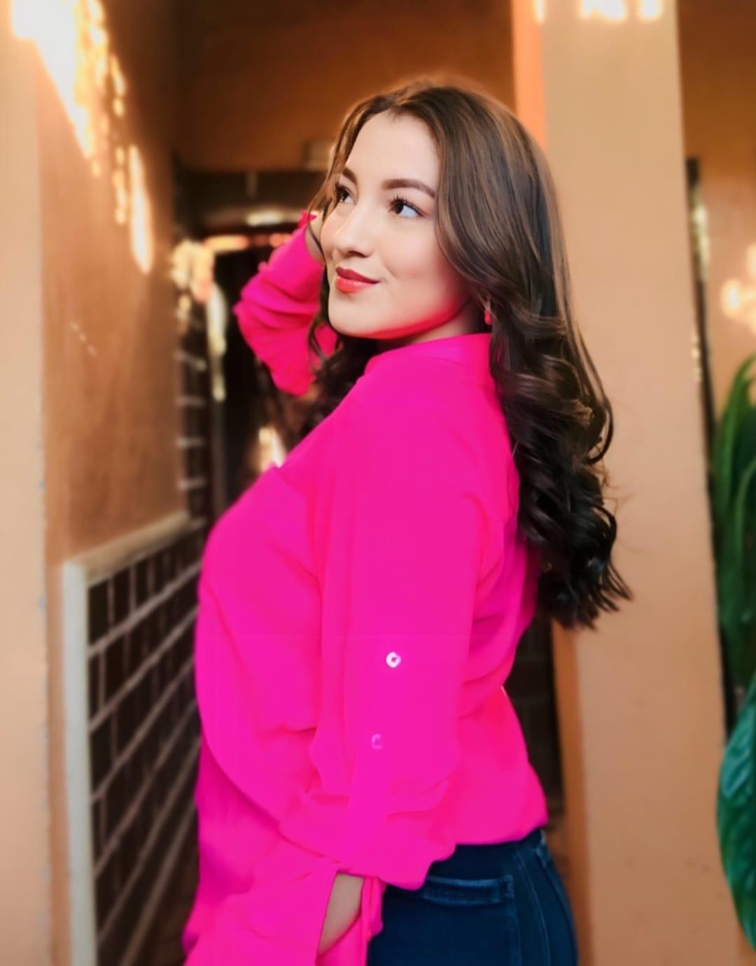 Tras dejar de trabajar con Supremo, Corina García es vista con diputado