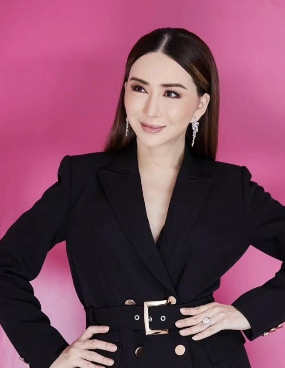 Dueña del Miss Universo sigue prófuga y revelan país donde se escondería