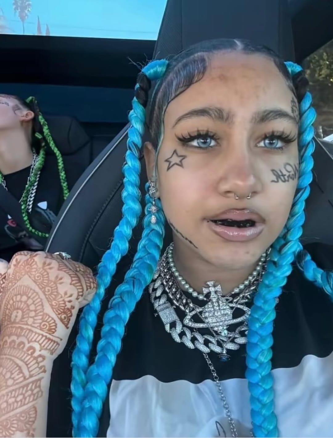 ¿Nuevo look? North West, hija de Kim Kardashian, se tatúa el rostro