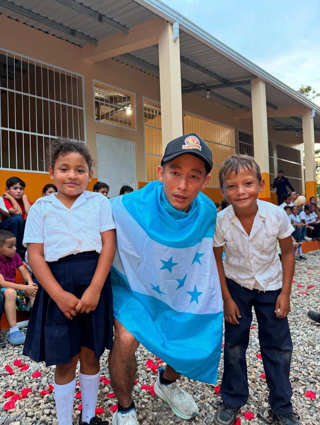 Shin Fujiyama corre 100 km para inaugurar su escuela número 100