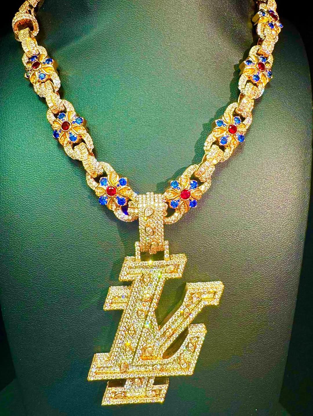 Lamine Yamal recibe un regalo de más de 10 millones de lempiras de El Alfa