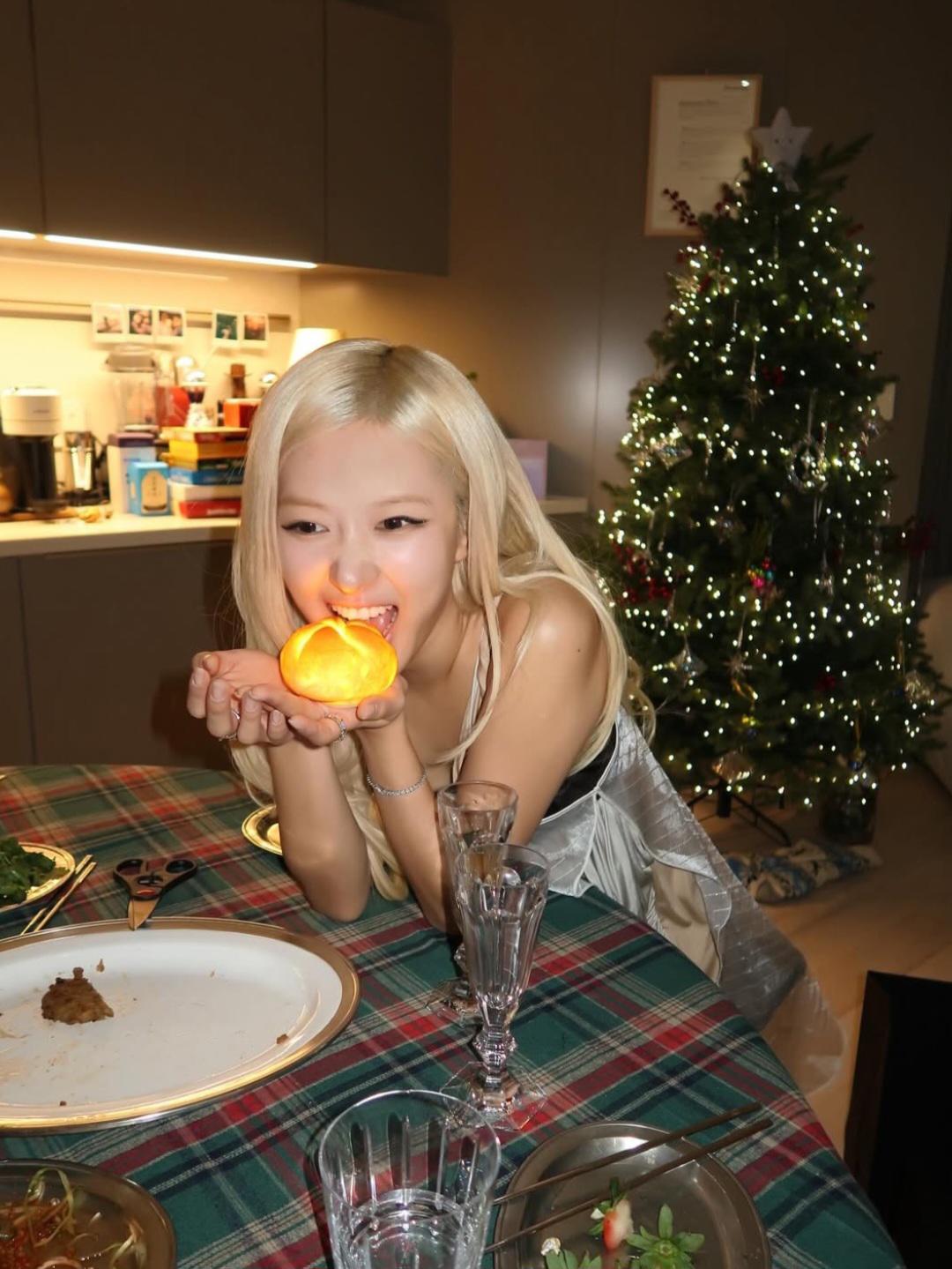 Desde Karol G hasta Justin Bieber, así celebran Navidad los famosos