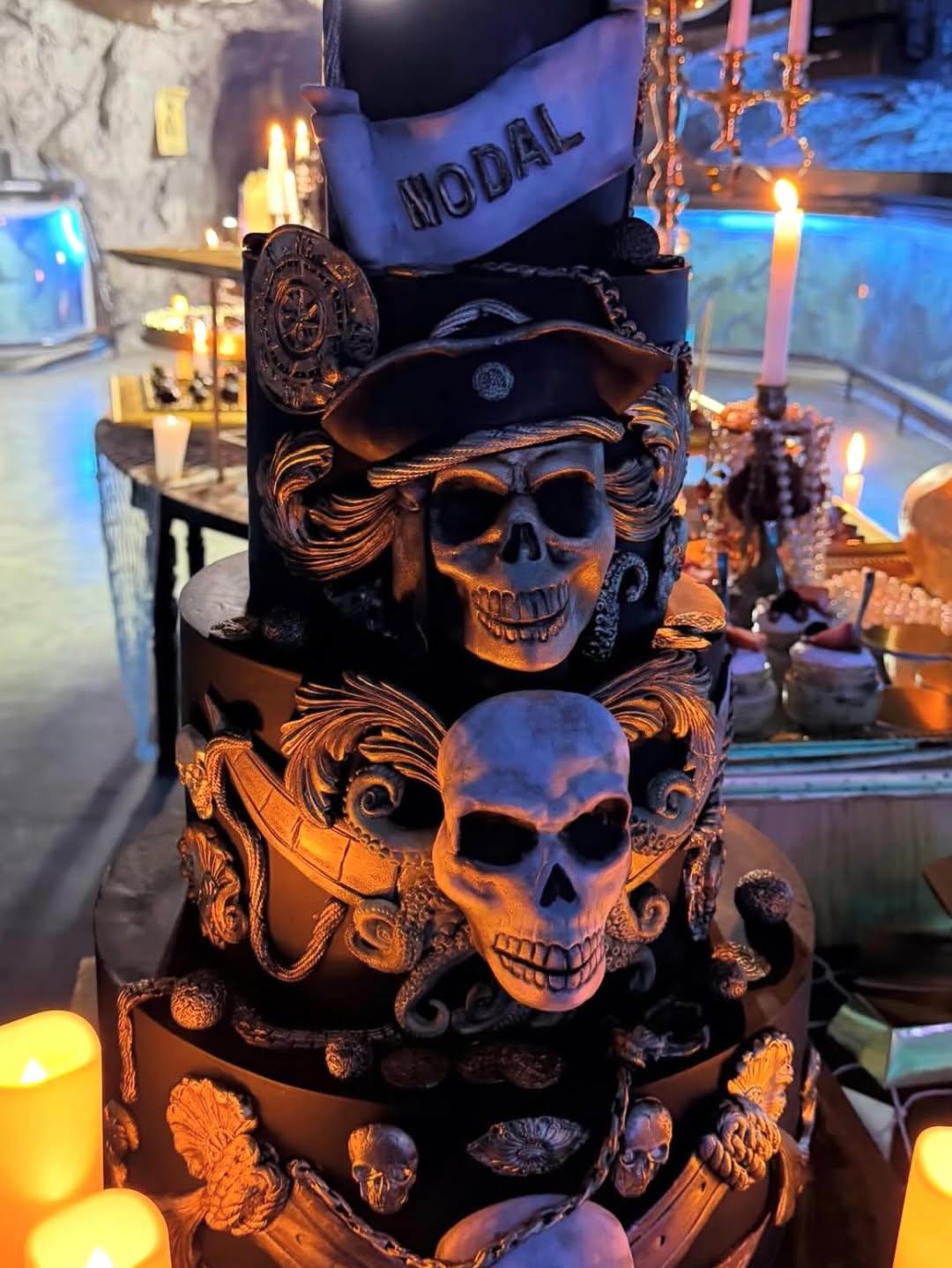 Christian Nodal celebra su cumpleaños como pirata con Ángela Aguilar