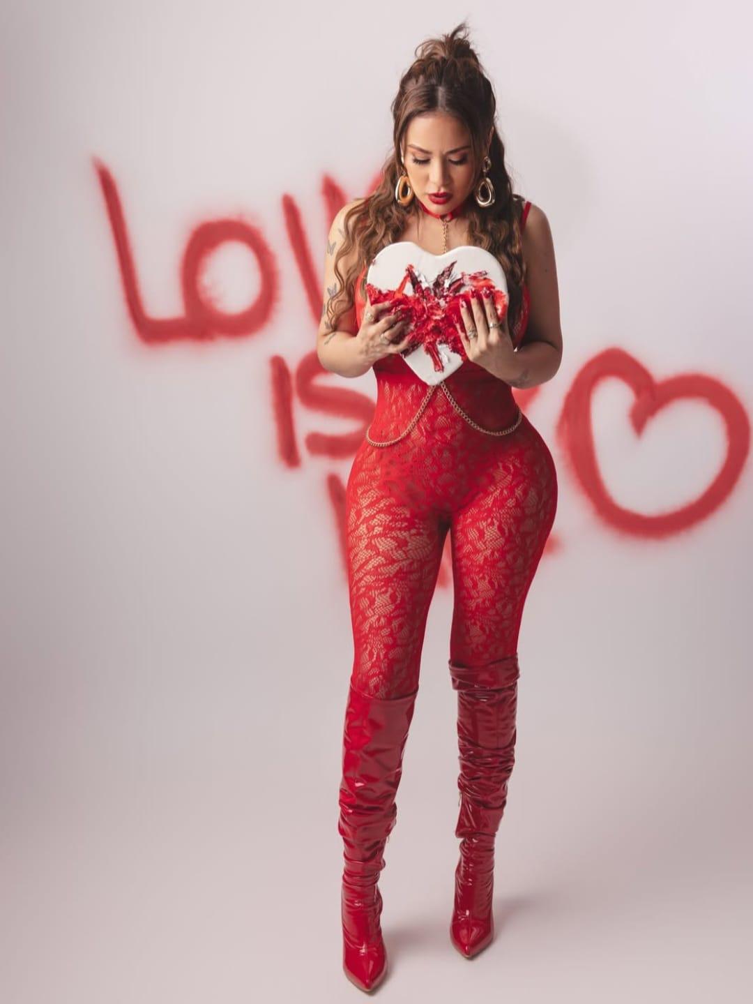 Elsa Oseguera deslumbra con encantadoras fotos anti-San Valentín