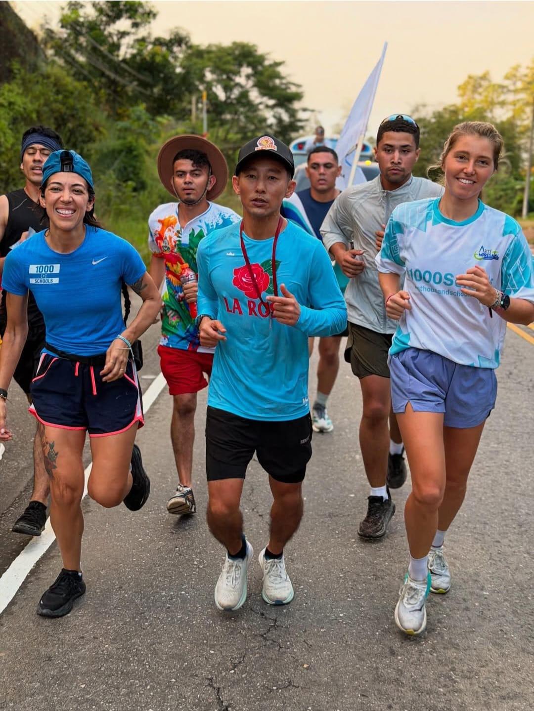 Shin Fujiyama corre 100 km para inaugurar su escuela número 100
