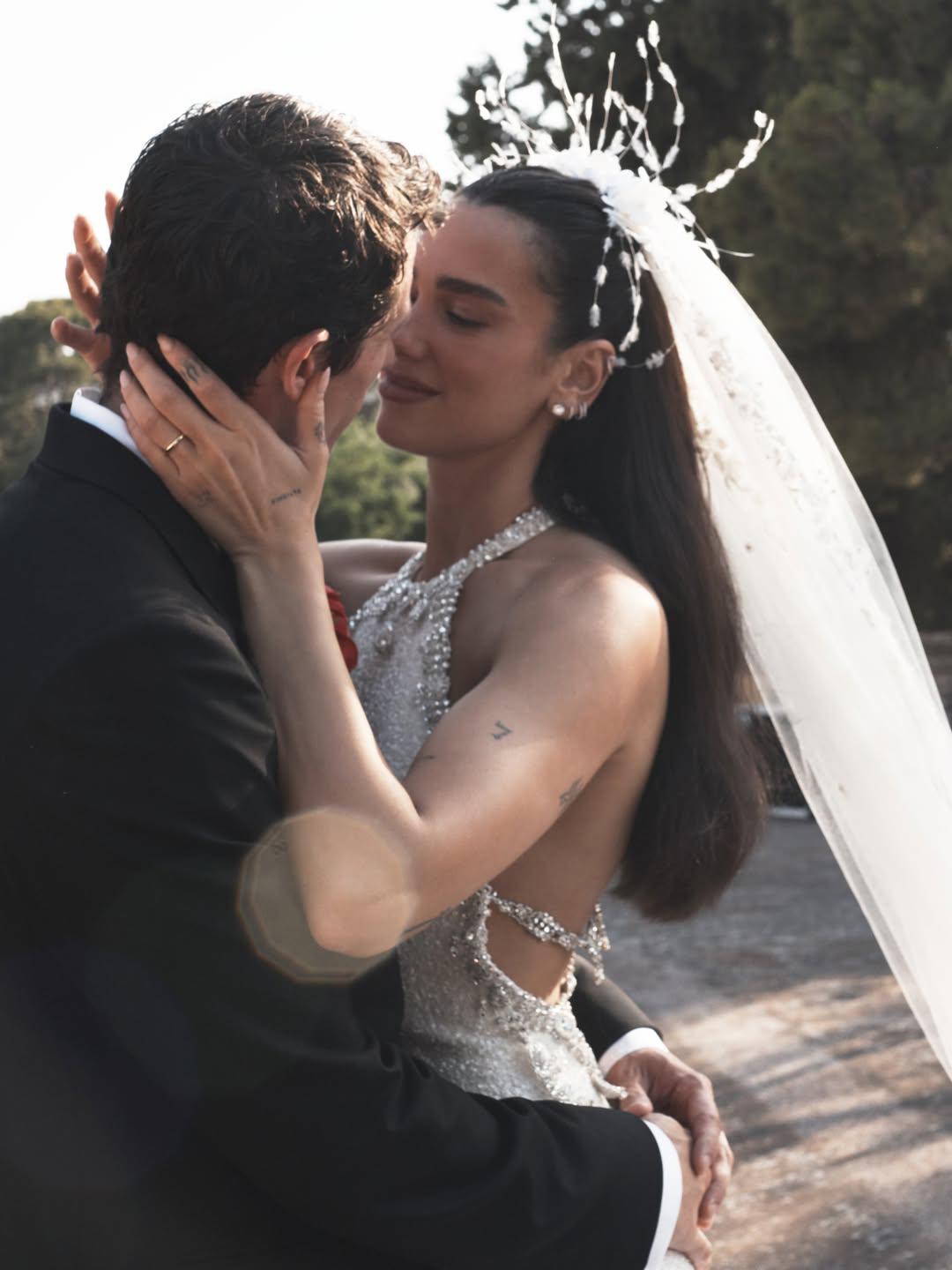 Cuencas, plumas y encaje: el vestido de novia de Dua Lipa es un sueño de alta costura de Chanel