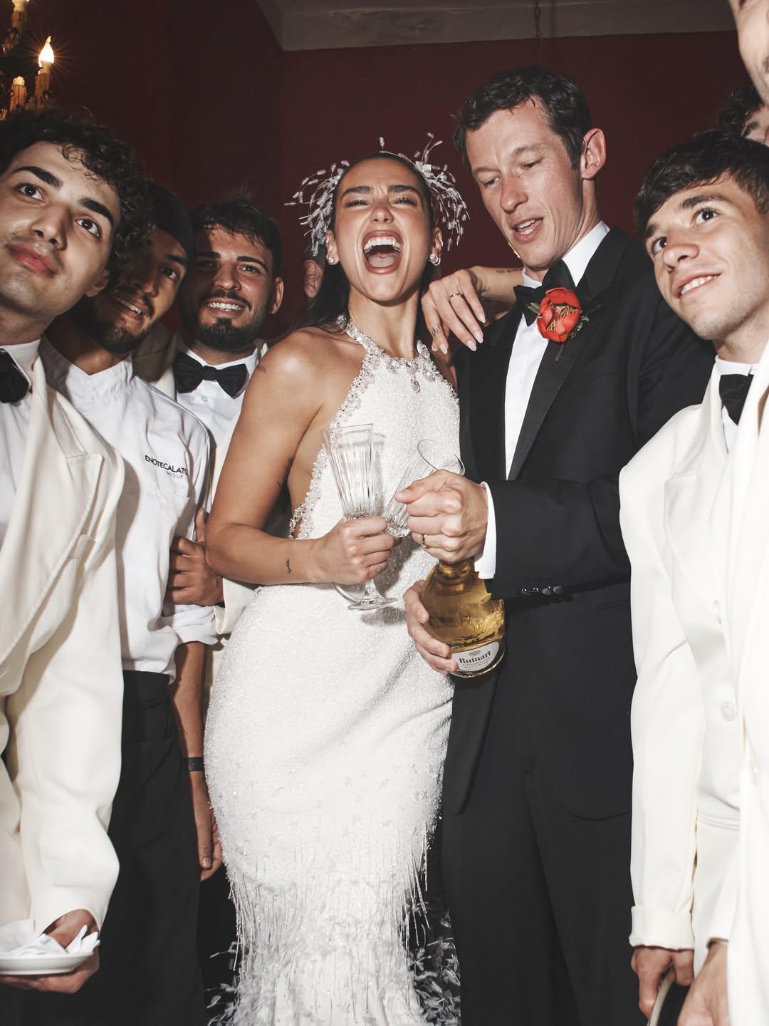 Cuencas, plumas y encaje: el vestido de novia de Dua Lipa es un sueño de alta costura de Chanel